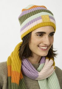 Gebreide beanie met multikleuren strepen in groen, oranje en lavendel. Voorzien van een gestructureerde ribgebreide stof en een tan logo-label. Gebreide sjaal in bijpassende kleuren.