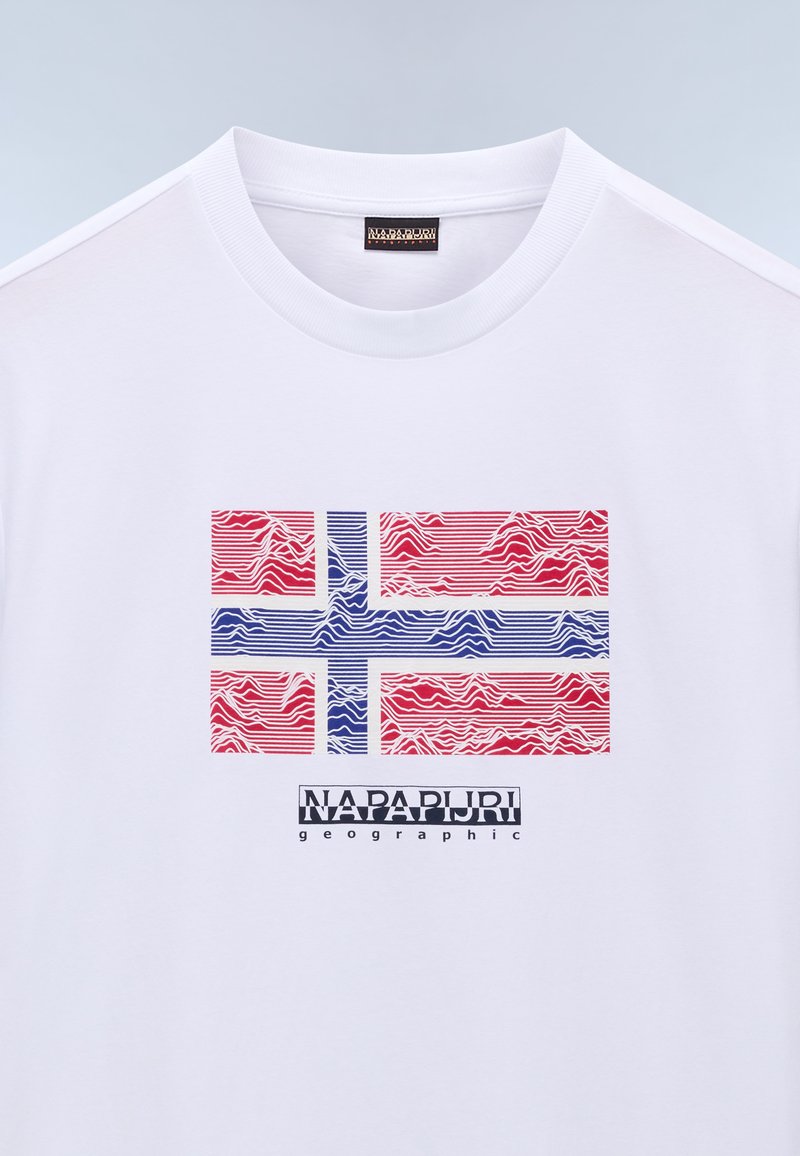 Biała bawełniana koszulka z stylizowanym wzorem norweskiej flagi w kolorze czerwonym i niebieskim z liniowymi wzorami, z logo marki umieszczonym poniżej.