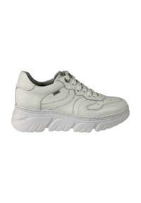 Sneaker bianco in pelle con superficie testurizzata, dettagli sul puntale e una suola spessa e a righe. Presenta lacci e un branding sottile.