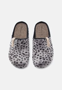 Zapatillas de estar por casa con manchas grises y negras, textura de pelusa suave, diseño de talón abierto y plantilla de corcho. Incluye una pequeña etiqueta de color marrón claro en el lateral.