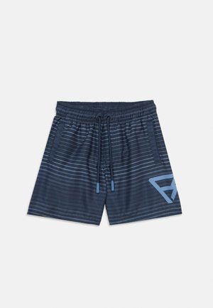 Short de bain homme bleu marine à rayures horizontales, ceinture élastique avec cordon, poches latérales et logo géométrique bleu sur la jambe gauche.