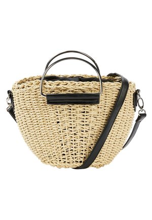 Bolso tejido de paja con detalles en cuero negro, asas circulares de metal y una correa de hombro desmontable de cuero negro sobre fondo blanco.