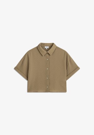 Chemise courte à manches courtes en tissu texturé brun clair avec un devant boutonné et un col classique. Présente des manches retournées et un motif subtil.