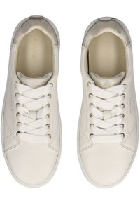 Białe skórzane sneakersy z zaokrąglonymi czubkami, płaskimi sznurówkami i metalowymi oczkami. Subtelne detale w przeszyciach i gładka faktura.