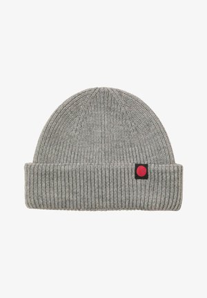Szara dziana czapka z prążkowanym teksturem i podwiniętym brzegiem. Ma małe okrągłe czerwone logo na czarnym tle.