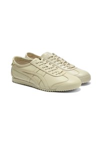 Beige Leder-Sneakers mit einem Low-Profile-Design, strukturierten Gummisohlen, tonal abgestimmten Akzenten und klassischem Schnürverschluss. Mit abgerundeter Zehenpartie und glatter Oberfläche.