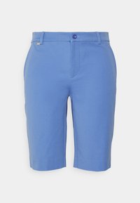 Pantaloni corti azzurri su misura realizzati in tessuto morbido. Presentano una chiusura con bottone e una parte anteriore liscia con tasche sui lati.