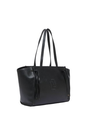 Bolso tote de cuero negro con asas dobles largas, detalles de borlas laterales y logo en relieve sutil en el frente.