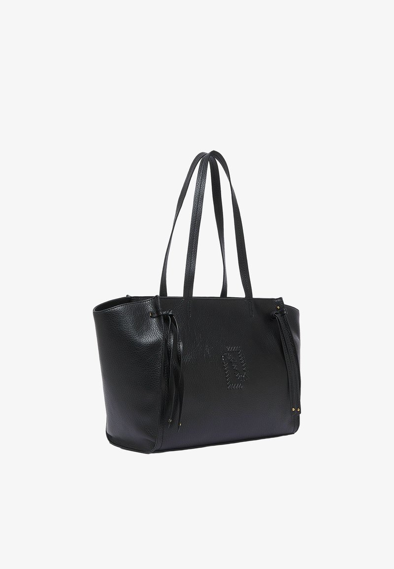 Sac cabas en cuir noir avec de longues poignées doubles, des détails de pampilles sur les côtés et un logo en relief subtil à l'avant.