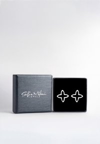 Schmuckkästchen mit schwarzem Samt-Innenfutter, das silberne Ohrringe in geometrischer Kreuzform enthält, präsentiert in einem strukturierten schwarzen Cover.