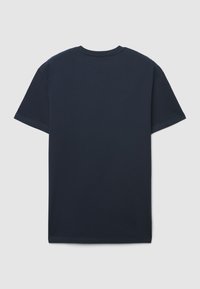 Maglietta di cotone blu navy con maniche corte e scollo rotondo; trama liscia, senza motivi o dettagli visibili. Visualizzazione dalla parte posteriore.