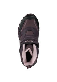 Scarpa viola scuro con materiale in rete e sintetico, punta arrotondata, cinturino regolabile, colletto imbottito e dettagli di cucitura grigia a contrasto.