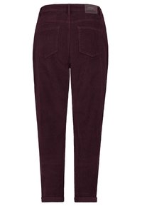 Donkerpaarse corduroy broek met achterzakken en omgeslagen zoom, van achteraf gefotografeerd.