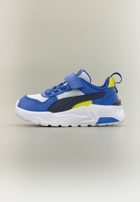 Μπλε και λευκό αθλητικό παπούτσι παιδικό με κίτρινα στοιχεία, λουράκι με αυτοκόλλητο, μαύρη λωρίδα λογότυπου και χοντρή λευκή σόλα σε ουδέτερο φόντο.