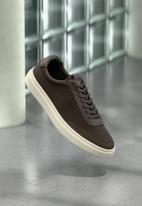 Избран, dark brown