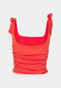 Top de alças canelado vermelho com decote quadrado e alças amarradas. Apresenta textura franzida ao longo do corpo. Material leve.