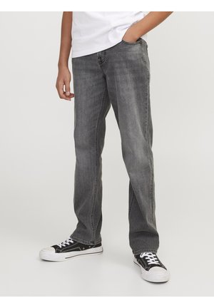 Jeans en denim gris avec une coupe droite, dotés de deux poches avant et de coutures contrastantes. Portés avec des baskets noir et blanc.