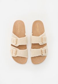 Beige sandaler med to justerbare tekstilremmer, gullfargede spenner og en myk, teksturert overdel, med en slitesterk, lysebrun såle.