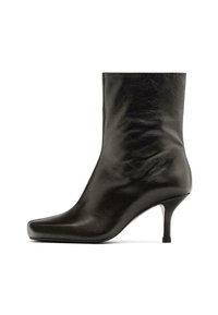 Stivale alla caviglia in pelle nera con punta affusolata, tacco sottile e texture liscia. Presenta un design senza cuciture e leggere pieghe sulla tomaia.