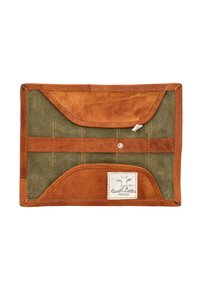 Organisateur en cuir et toile, tan et vert olive, avec plusieurs poches, une fermeture à pression et une étiquette logo dans le coin inférieur.