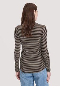 Langärmliges, eng anliegendes Oberteil mit horizontalen braunen und beigen Streifen. Weicher, elastischer Stoff mit rundem Ausschnitt und nahtlosen Bündchen.