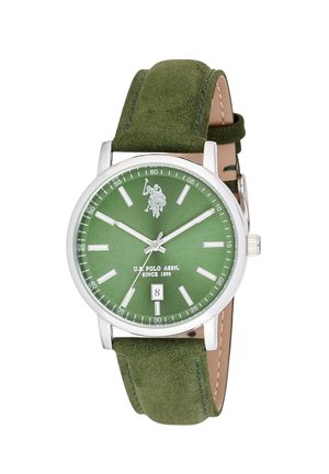 Orologio da polso con quadrante verde con indici argentati, finestra della data alle 6, logo U.S. Polo Assn. e cinturino in suede verde con fibbia argentata.