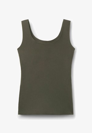Bez rękawów oliwkowozielony top na ramiączkach z zaokrąglonym dekoltem, ułożony płasko na białym tle.