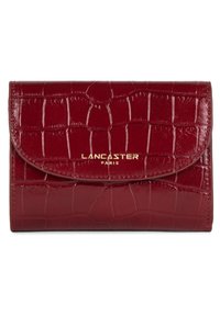Portafoglio rosso in finta pelle con texture a coccodrillo, dotato di chiusura a pattina e logo dorato "Lancaster Paris". Forma rettangolare compatta.