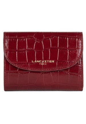 Portafoglio rosso in finta pelle con texture a coccodrillo, dotato di chiusura a pattina e logo dorato "Lancaster Paris". Forma rettangolare compatta.