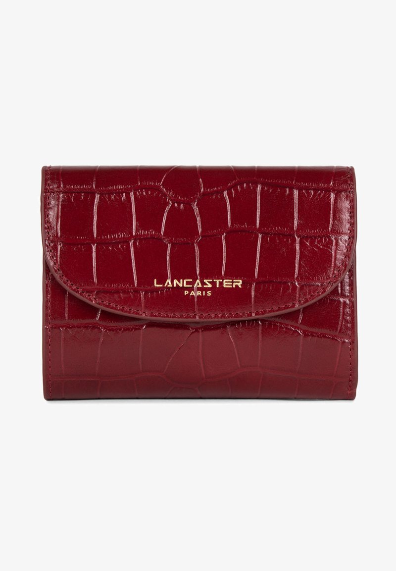 Portafoglio rosso in finta pelle con texture a coccodrillo, dotato di chiusura a pattina e logo dorato "Lancaster Paris". Forma rettangolare compatta.