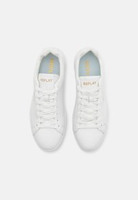 Hvite sneakers med en glatt skinnoverdel, subtilt gull "REPLAY"-logo og lisser; teksturell kontrast med lyseblå innersåle.
