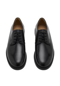 Czarne skórzane buty wizytowe o gładkim wykończeniu, zaokrąglonym nosku i standardowym zapięciu na sznurowadła. Posiadają wyściełaną wkładkę i trwałą podeszwę.