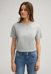 Grijze katoenen t-shirt met een ronde hals en korte mouwen. Bevat een subtiele 'JOOP! Jeans' logo bedrukt op de voorkant. Draagt met blauwe spijkerbroek.