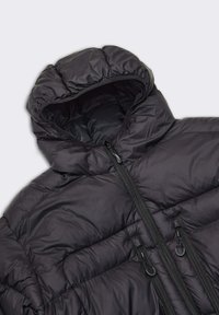 Giubbotto imbottito nero con cappuccio, caratterizzato da un design trapuntato, chiusure frontali a zip e rifiniture elastiche attorno al cappuccio e alle maniche.