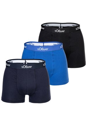 Drei Paare s.Oliver Herrenboxershorts: eine schwarze, eine marineblaue und eine blaue. Aus Baumwolle, mit elastischen Taillenbündchen und Logo-Highlight.