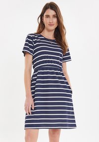 Marineblauwe katoenen jurk met witte horizontale strepen, korte mouwen, een elastische tailleband en zijzakken. Gladde textuur, casual ontwerp.
