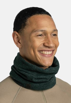 Dunkelgrüner, weicher Stoff-Nackenwärmer mit einem strukturierten Design und einem gefalteten Stil. Dezentes Logo-Tag auf der Vorderseite sichtbar.