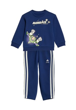 Granatowy dziecięcy dres z grafiką Buzza Astrala i napisem "Adidās" u góry, białe paski oraz logo Pixar na spodniach.