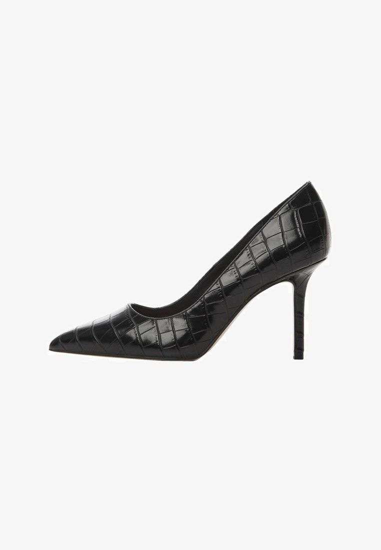 Escarpin noir à talon haut avec bout pointu et texture cuir embossée effet croco, vue de côté sur fond blanc.