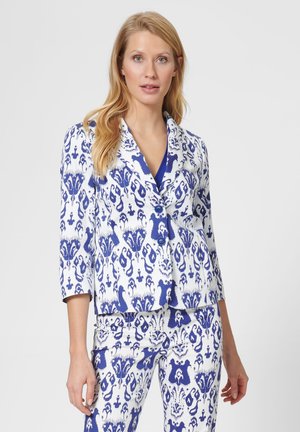 Blauwe en witte geblokte blazer met driekwart mouwen, notch-kraag en knoopsluiting, gemaakt van een gladde stof.