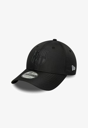 Schwarze verstellbare Baseballkappe mit einem dezent eingeprägten FC Barcelona Logo vorne und einem weißen New Era Logo an der Seite.