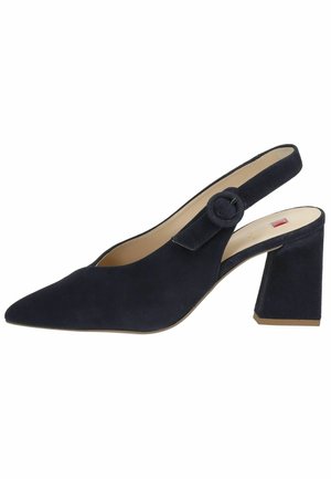 Pump slingback in suede blu navy con punta affusolata, tacco largo a blocco, cinturino regolabile con dettaglio a bottone e rivestimento interno morbido.