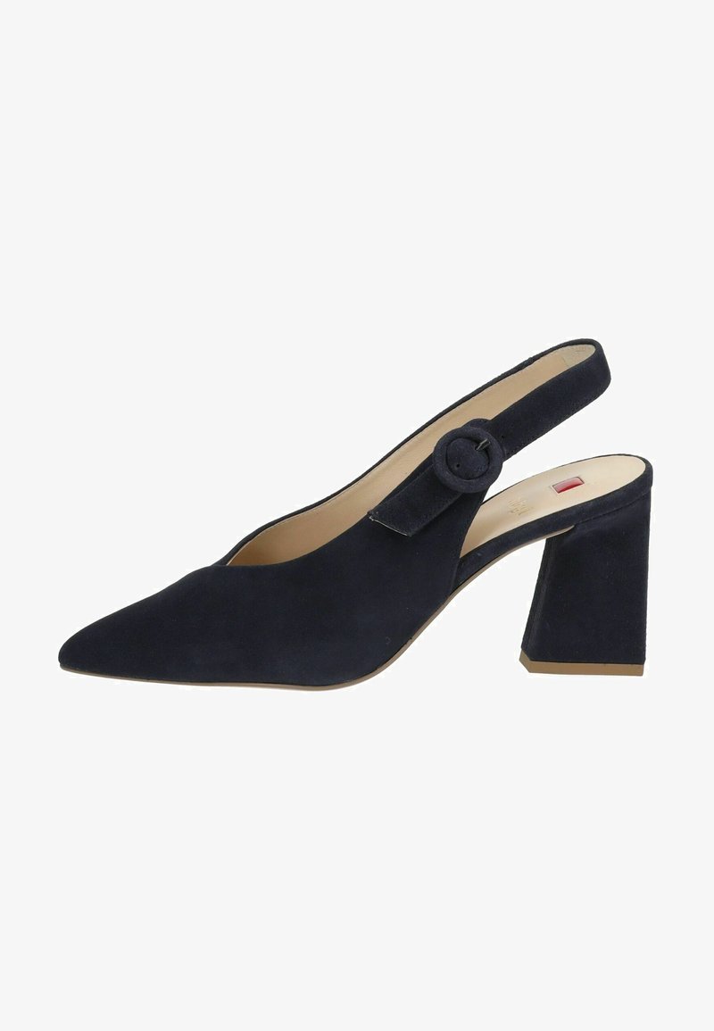 Escarpin slingback en suede marine avec un bout pointu, un large talon bloc, une sangle ajustable avec un détail de bouton, et une doublure intérieure lisse.