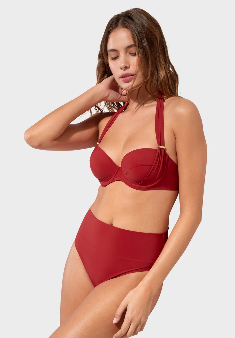 Červený bikini set se strukturovaným horním dílem na kostice a kalhotkami s vysokým pasem. Obsahuje zlaté detaily na ramínkách a hladkou, matnou texturu.