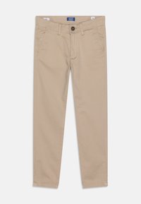 Beżowe chinosy w slim fit z przednimi kieszeniami, szlufkami na pasek i zapięciem na guzik, leżące płasko na białym tle.