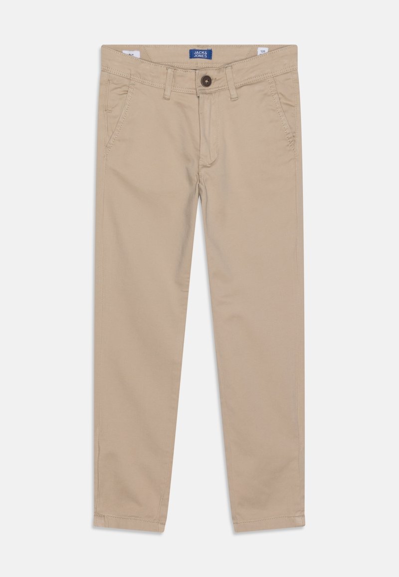 Beżowe chinosy w slim fit z przednimi kieszeniami, szlufkami na pasek i zapięciem na guzik, leżące płasko na białym tle.