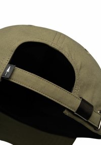 Gorra verde oliva con visera curva, material de algodón, correa ajustable y una pequeña etiqueta de tela con un logo de árbol en la parte trasera.