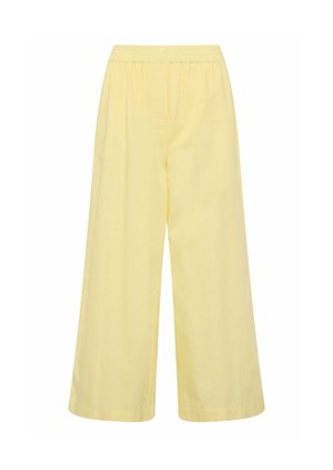 Pantalones cortos de pierna ancha en amarillo claro con cintura elástica y cierre de botón en el frente.
