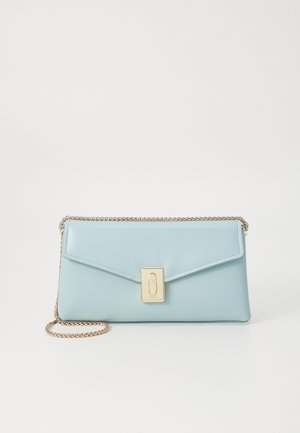 Lyseblå læderclutch med en rektangulær guldlås og matchende guld kæderem på en hvid baggrund.