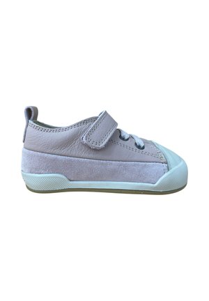 Zapato de niño pequeño en color púrpura claro con cinta de velcro, cordones blancos, puntera de goma y panel lateral de ante sobre un fondo blanco.